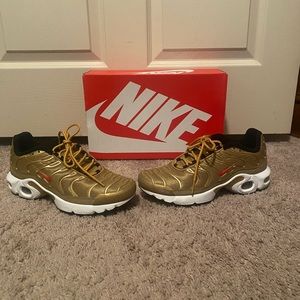 Nike Air Max Plus TN SE… metallic gold/University Red